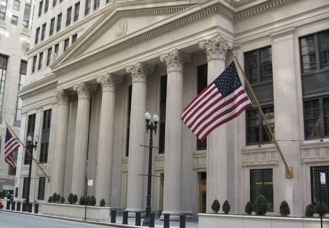 “الفيدرالي”  يثبت الفائدة بأول اجتماعاته 2026