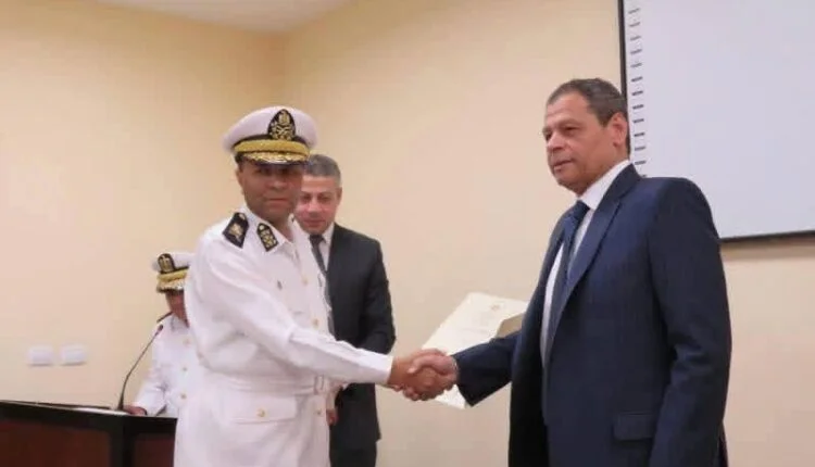 اللواء عماد حماد يحصل على نوط الامتياز من الطبقة الاولى