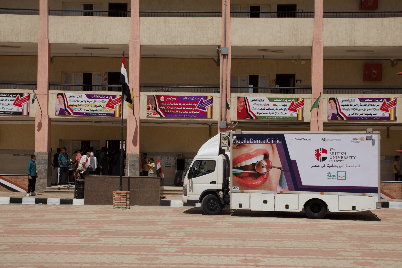 تقديرا لـ د. شومان .. الجامعة البريطانية في مصر تقدم 3846 خدمة طبية بالسنبلاوين